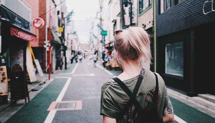 Mujer en calle ciudad