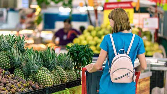 mujer en el supermercado con carrito