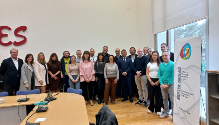 foto de las personas que han participado en la firma del Convenio Colectivo de Comercio General de la región de Murcia