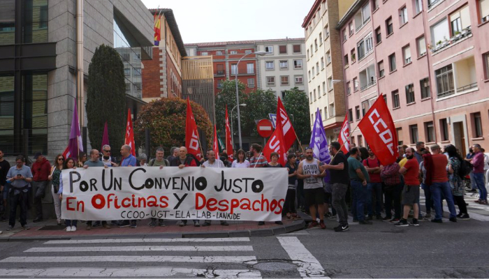 imagen una de las movilizaciones sindicales de trabajadoras y trabajadores del sector de oficinas y despachos de Navarra
