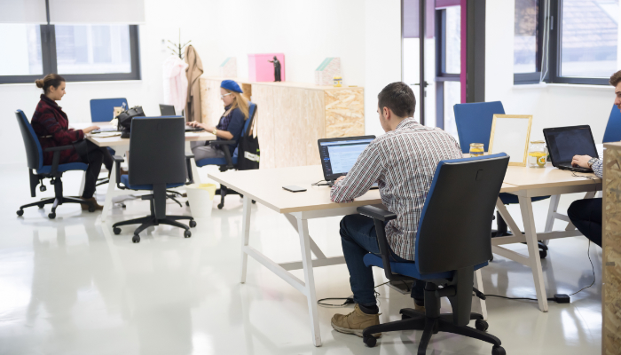 interior de una oficina con personas trabajando