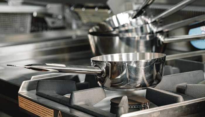 cazos en una cocina industrial