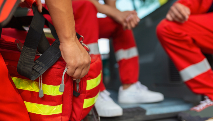 paramédico parte trasera ambulancia preparándose para responder a una llamada de emergencia