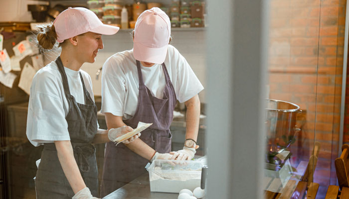 dos trabajadoras preparando el pedido