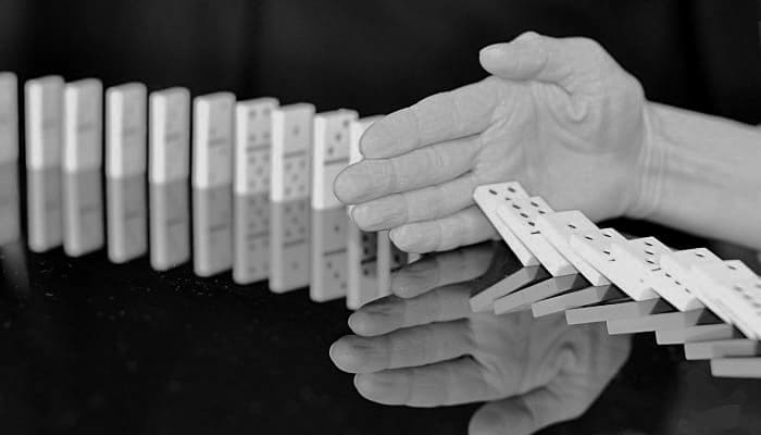 Juego del domino. Ilustra negociacion convenio prevencion