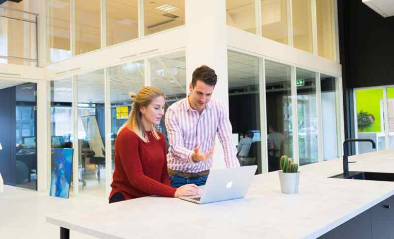 Hombre y mujer trabajando con laptop. Igualdad