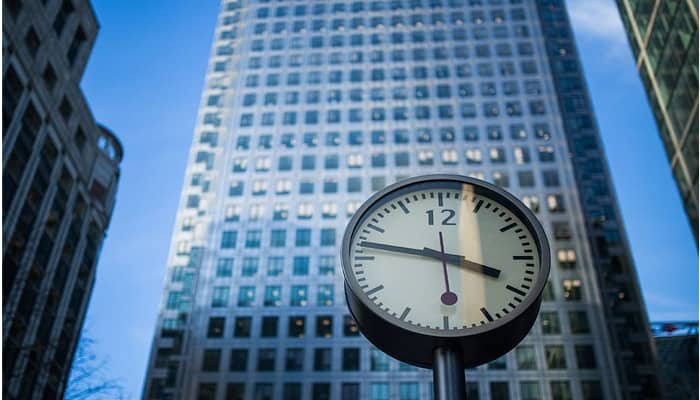 Reloj y edificio oficinas