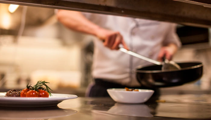 trabajador sirviendo en cocina