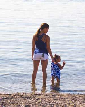 Foto madre e hija. Ilustra caso excedencia cuidado menores