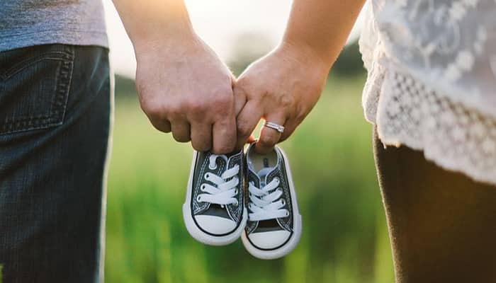 Zapato de bebé y padre y madre